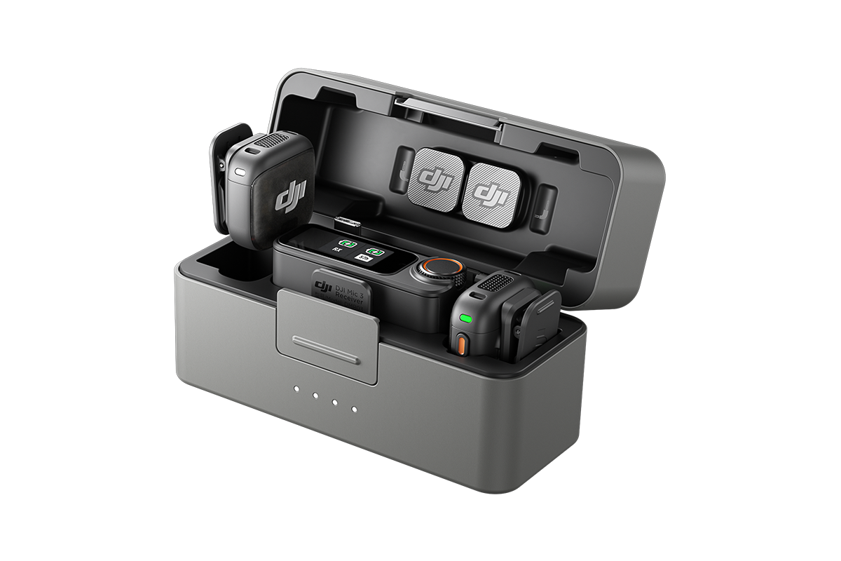 Vista limpia del sistema DJI Mic 3 con dos transmisores, receptor y estuche