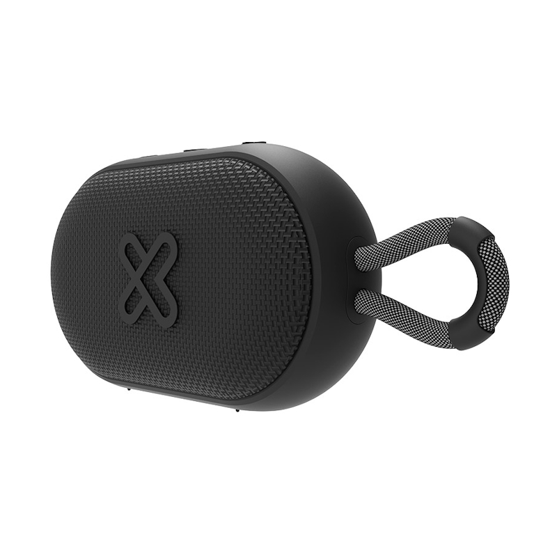 Vista angular del parlante Klip Xtreme GrooveSplash KBS-030BK negro sobre fondo blanco
