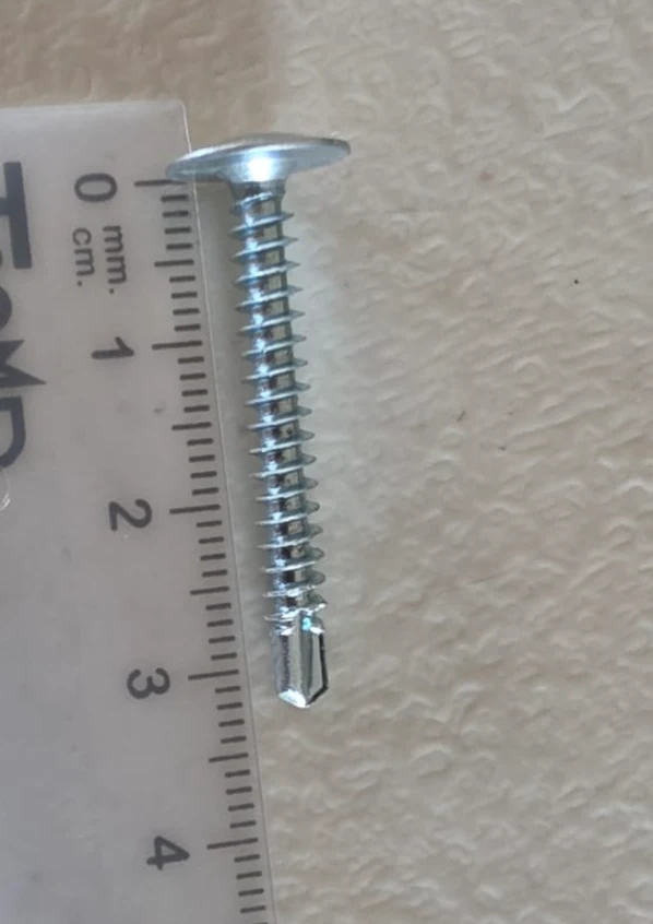 Tornillo autoperforante de calibre 6 por 1-1/4 pulgadas junto a una regla, fotografía aportada por STARIS