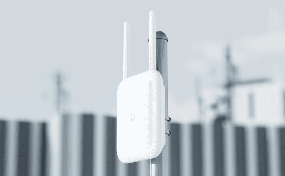 Vista angular oficial del punto de acceso exterior Ubiquiti U7 Outdoor